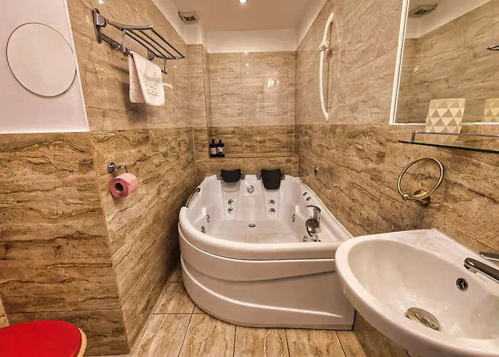 Balcesti Design - Walk To Old Town - Pumo Apartment