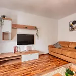 Balcesti Design - Walk To Old Town - Pumo Apartamento