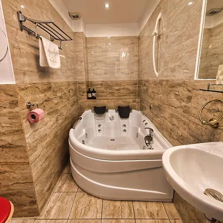 Balcesti Design - Walk To Old Town - Pumo Apartment